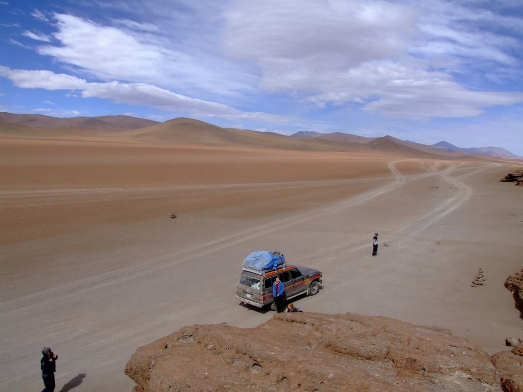 mama w podróży samochód na pustyni
