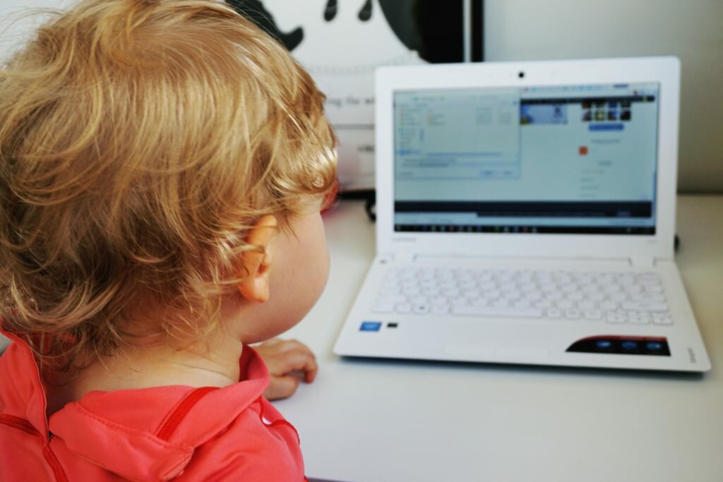 zdjęcie dziecka przed komputerem czemu by nie założyć bloga