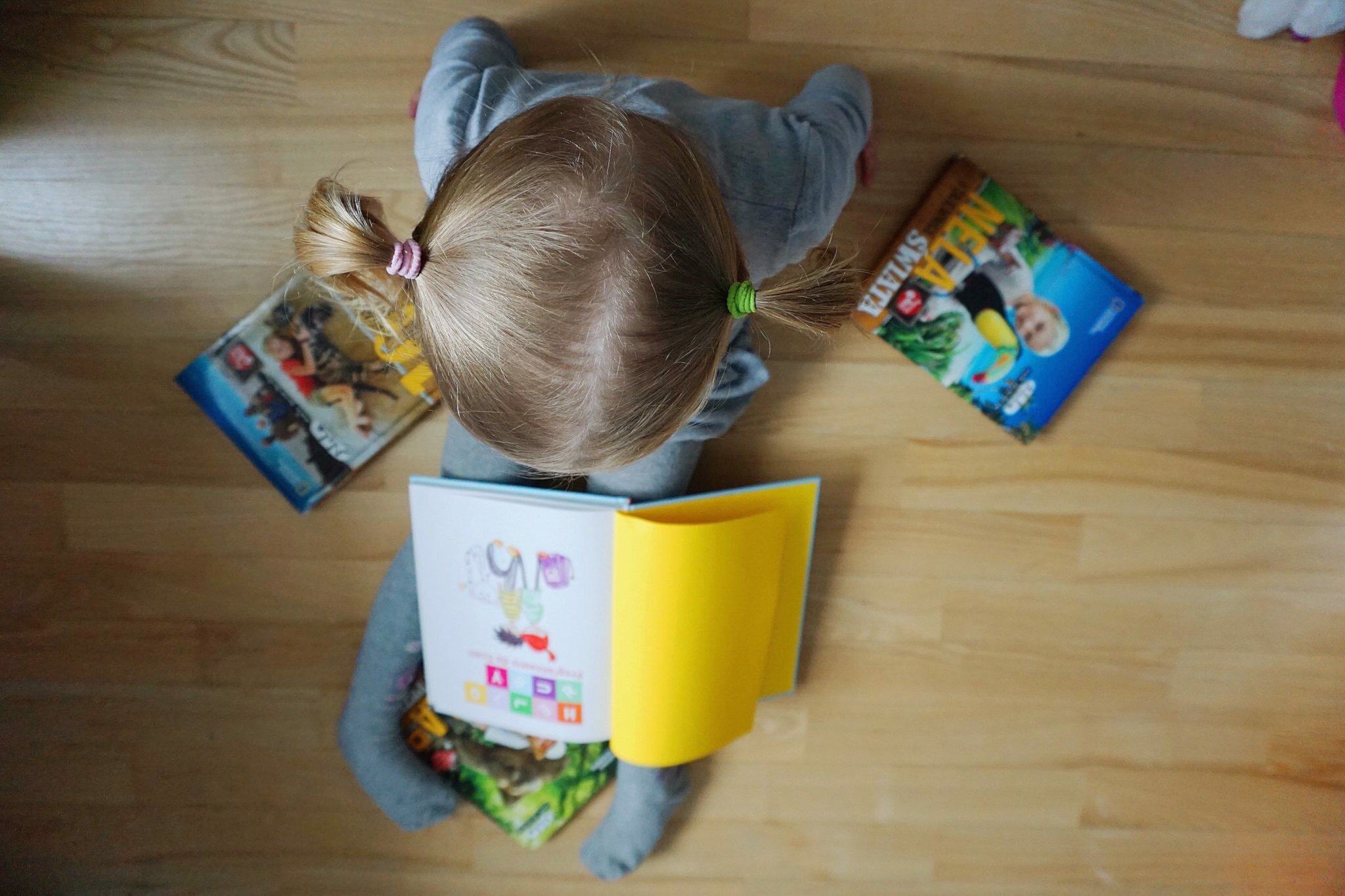 zdjęcie czytajacej dziewczynki książki dla dziewczynek książki dla dzieci Nela mała reporterka