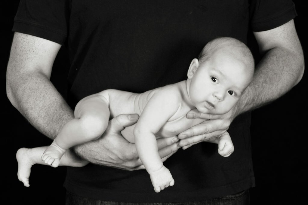zdjęcie niemowlak i tata wpis okiem ojca po co dzieciom tata
